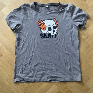 Skate babytee - Från barnavdelningen men jag använder den som en babytee. Inga defekter. 