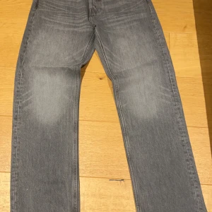 Weekday jeans (relaxed straight jeans) - Säljer dessa jeans. Helt nya köpte för länge sen men de va förstora och fortfarande det. Gillar även dem inte så mycket. Nypris 600 priset är inyr fast ännu så kom med prisförslag. Skriv vid intresse🤩🤩