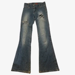 Flare los waist jeans - Mina gamla favvo jeans som tyvärr har blivit för små för mig! Dom är så snygga på och passar verkligen till allt men tyvärr måste jag sälja dom😞 det finns ett skärp till dom skriv gärna om du vill att jag ska skicka bild!❤️