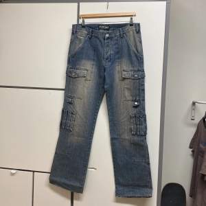 Baggy jeans med många fickor 