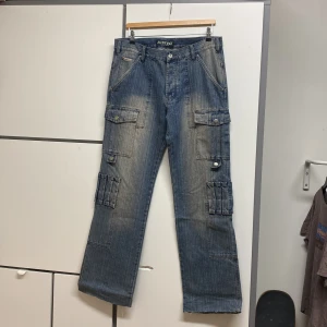 Just3  - Baggy jeans med många fickor 