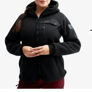 Teddyjacka  - Teddyjacka i strl S från revolutionrace, nyskick nypris är 899kr