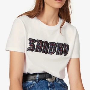 Sandro Paris t-shirt  - Säljer nästan helt ny slutsåld sandro Paris tröja! Vid snabbt köp kan pris diskuteras 