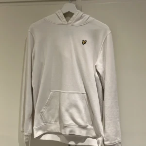 Lyle&scott hoodie - Säljer en snygg lyle&scott hoodie. Inte använt den jätte mycket men har några små fläckar men som knappt syns. Skick 7/10