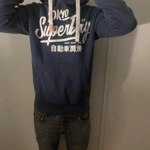 Superdry hoodie nypris:1500, storlek M/L färg: blå, 8/10 skick