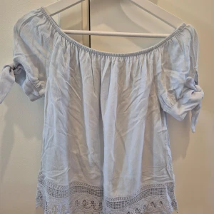 Topp Vero Moda - Off-shoulder topp med detaljer och knutna armar från Vero Moda. Använd fåtal gånger. Lös modell mem väldigt bekväm. Storlek XS. 100% viskos. 