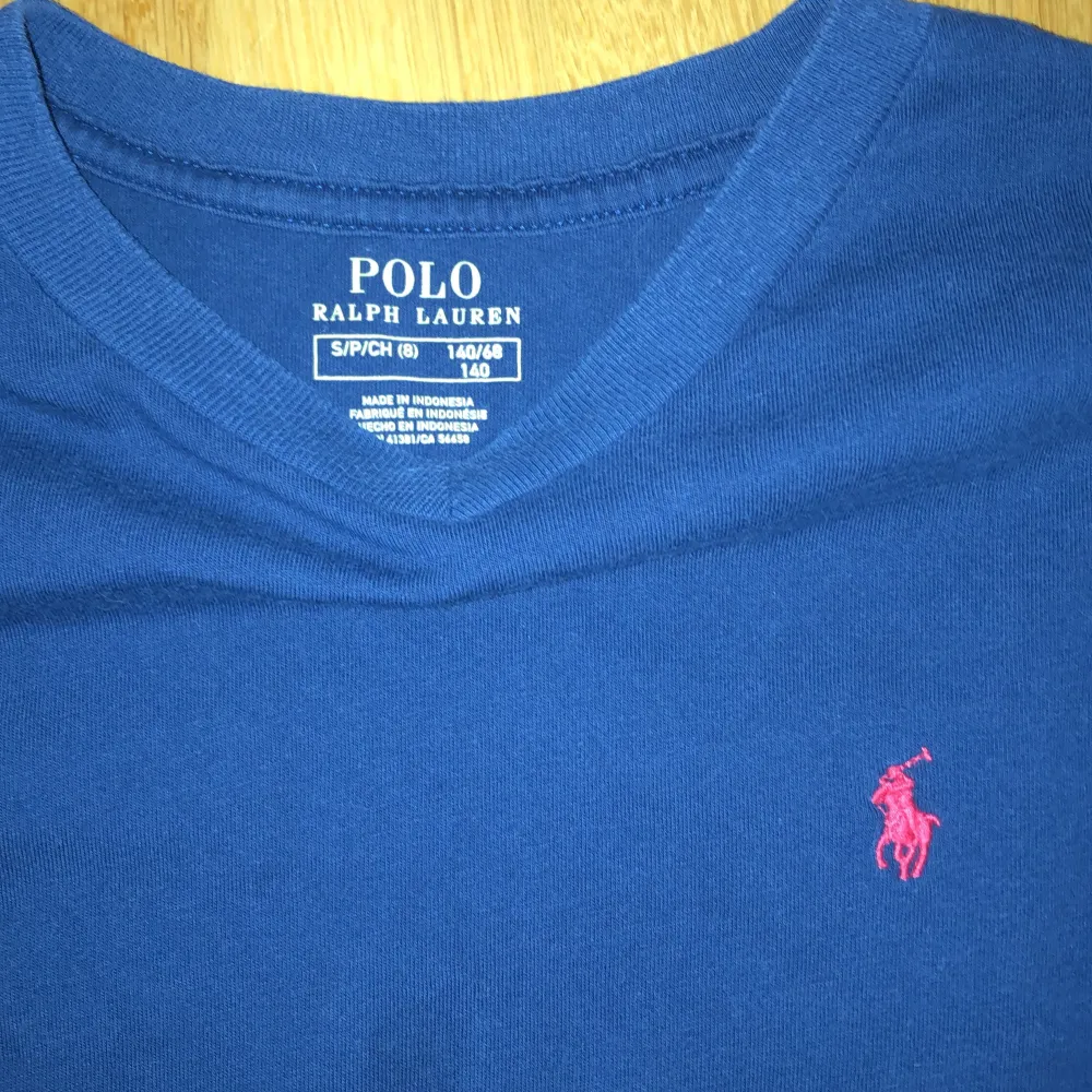 Super fin Ralph lauren tröja säljer den eftersom jag aldrig använde den men nu är den för liten skick 9/10. Skjortor.