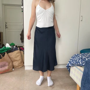 Marinblå kjol Monki - Midikjol Silkesimitation Lagom i storleken