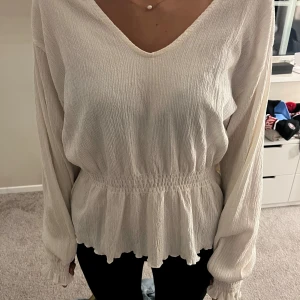 Blus - Säljer denna då den inte kommer till användning pris kan diskuteras 