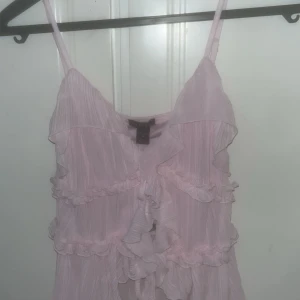 Söt rosa topp - Säljer denna rosa topp då jag aldrig använt den, storlek M men passar även S. Prislappen kvar