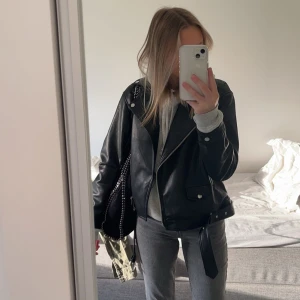 Skinnjacka - Säljer denna skinnjacka ifrån stradivarius🖤