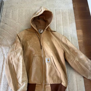 Carhartt workwear jacket - Carhartt workwear jacket som passar storlek L. Paintsplatter har den på sig men är i ett väldigt bra skick med tanke på livslängden 