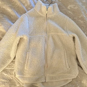 Teddy jacka - Knappast använd. Storlek Xs men passar mig som är M. Kontakta mig om du har fler frågor 😊