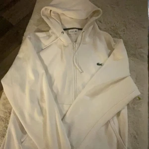Lacoste Kofta - Säljer denna Lacoste tröjan som jag hade beställt men kom i fel storlek, vid dm eller funderingar är det bara att höra av sig🫡