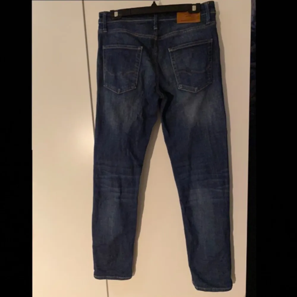 Säljer brorsans jeans ifrån Jack & Jones i modellen ”tapered Mike” Storleken är W30 L34 Säljer även ett par likadana i grå/svart. Jeans & Byxor.