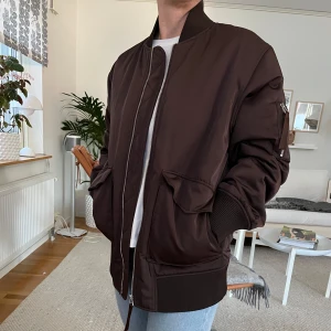 Brun Bomberjacka Twist & Tango - Nyskick, använd endast 2-3 gånger. Rymlig. XS.