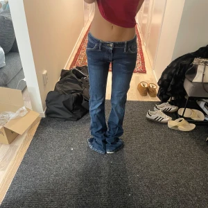 lågmidjade bootcut jeans - midjemått: 38  innerbenslängd: 81