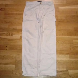 Vita baggy jeans - Jag använder inte vita jeans längre. De är snygga och är sköna att har på.