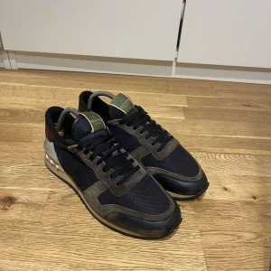 Valentino rockrunners  - Säljer nu dessa riktigt feta valentino skorna || cond: 8,5/10, finns tecken på användning || ingår: skorna || nypris: 590€≈6800kr, vårt pris: 2099kr, priset är inte hugget i sten vid snabbaffär || har du frågor så är det bara att höra av dig :)