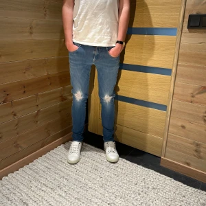 Replay Anbass  - Tja säljer just nu dessa feta jeans med slitningar från Replay i modellen Anbass (hyperflex). Modell - 183-70kg, passform - slim. Skriv för fler frågor/bilder mvh vestimenta😊