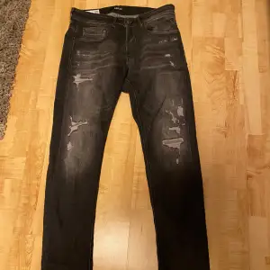 Tja, säljer mina snygga replay jeans då dom ej passa mig. Det är modellen Willibi och sitter hyfsat slim, 10/10 skick. Aldrig använda pga av för stor storlek. Fraktar spårbart via postnord! Nypris 1599