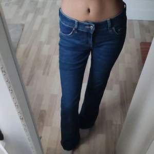 Säljer ett par snygga blå jeans med bootcut. De är lågmidjade. Perfekta för hösten och passar till det mesta. Midjemått rakt över 34cm och innerbenslängd 77cm. 