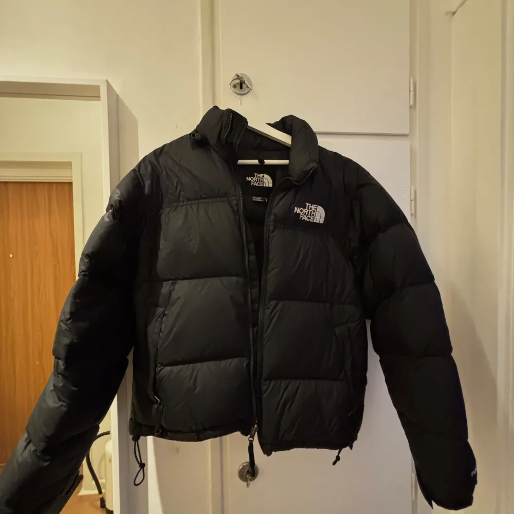 North face 700, i fint skick! Nypris ca 3800kr. Storlek S i herr men funkar även som M i dam om man vill ha en lite ”puffigare” modell. För referens är jag 175cm. Jackor.