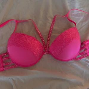BH - Säljer denna superfina rosa bh från NewYorker då jag aldrig använder den eftersom att den inte riktigt passar min byst. Kommer ej ihåg vilken strlk det var men skulle gissa på 80B. Nypris 98kr, säljer för 80kr