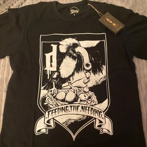 Dirty rebel  - En tröja från ett discontinued märke i storlek M😻Helt ny, inga fläckar, nytt skick💖Inga bilder på eftersom den är för stor o sitter olika på alla☺️ om ni vill ha fler bilder eller har frågor tveka inte att fråga💞❤️‍🔥 