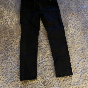 Svarta jeans - Säljer ett par svarta jeans i ett riktigt bra skick🔥🔥Jeansen passar året runt och är dunder till skola och andra tillfällen🤩🤩Skriv om fler frågor eller vill ha mer bilder🫣🫣Priset går att förhandla!!!