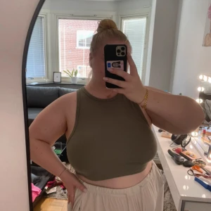 Halterneck topp - Mörkgrön Halterneck topp från asos, aldrig använd.