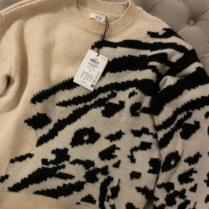 Stickad tröja - Stickad tröja från JDY med Leopard mönster, köpt för 500, liten i storleken 