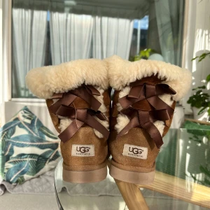 Bruna uggs - Uggs men lite vatten skada, det går att fixa dock, storlek 34 men passar mig som är 38