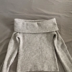 Off shoulder tröja - Säljer den här fina off shoulder tröjan från H&M! Säljer den eftersom jag har en likadan i en annan färg!🤍 Den kostar 199kr på hemsidan