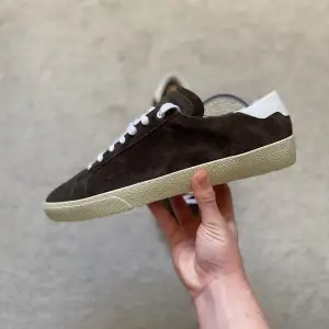 Säljer ett par riktigt clean Saint Laurent sneakers. | Cond: 9/10, basically helt nya!! | Size: 43. | Bara skorna ingår. | Nypris: ca. 7000kr. | Mitt pris: 2499kr. | Legitcheckade av Grailed. | Skriv vid frågor & funderingar!