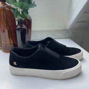 Ralph Lauren sneakers - Snygga sneakers från Ralph Lauren som ny bara använda några få antal gånger. Där ingår även en extra mjuk sula för hällen som skyddar mot skoskav också 