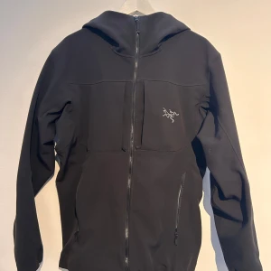 Arc'teryx gamma mx - Jackan är i nyskick och är storlek medium, har endast använts fåtal gånger. Den är perfekt i både milda och kyligare väderförhållanden, tack vare dess vindtäta och vattenavvisande egenskaper. Kvittot finns ej kvar därför det billiga priset.