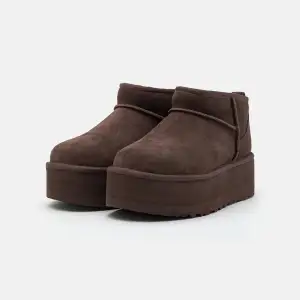 Säljer mina knappt använda Uggs plattform ultra mini. De kommer tyvärr inte till användning. Nyskick, använda Max 3-4 gånger. Impregnerade. Köpta för 2095