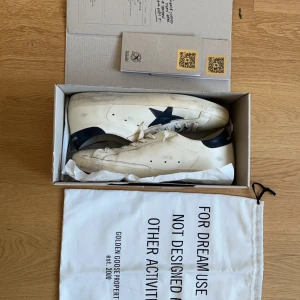 Golden goose - säljer dessa skor för att de är för stora för mig. Tog dem för två månader sedan. Använd 5-7 gånger. Online kvitto finns. Nypris typ 5400kr.