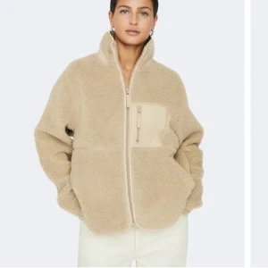 teddy jacka  - Beige/brun teddy jacka från BikBok. Använd en del gånger men fortfarande fint skick!😍Säljer då den inte kommer till användning. 
