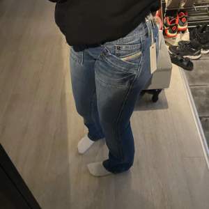 Intressekoll på mina assnygga diesel jeans, osäker på om jag vill sälja. Stl 27/34 innebennslängd: 88| sista bilden är från förra ägaren💞