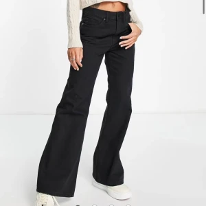 Svarta jeans  - Säljer dessa jeans från märket ”waven” , köpte för ca 800:-. Inga defekter o använt en gång på en middag 🖤☕️🗝️ Skriv för egna bilder