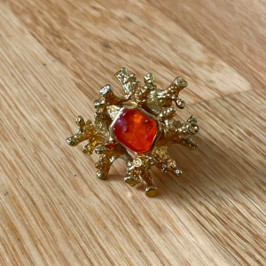 Chunky guld ring - Guldig ring, med orange sten och cool struktur. Har guldplätering. Skriv vid fler frågor