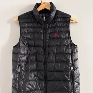 Ralph Lauren Väst - Passar 160-164 och är perfekt nu inför hösten och vintern! Hör av er vid fler frågor!😁