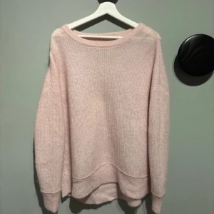 Malena Birger ull mohair stickad tröja - Från By Marlene Birger. Köpt för 3000 kr. Inga defekter. Jättemysigt och hållbart material. Storlek XS, men skulle säga att den passar XS-M