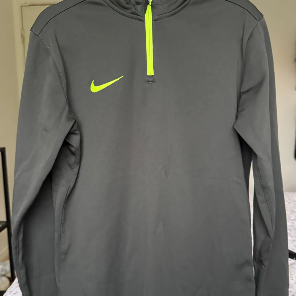 En Nike träningströja. Den är i storlek XL i barn storlek men skulle säga en xs eller s i vuxen. Den är i ett väldigt bra skick då den använts ett fåtal gånger. Både dam och herr.. Sportswear.