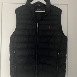 Ralph lauren väst - Säljer denna Ralph lauren västen som jag nu har haft i ungefär 1 år| skick 8,5/10|västen är väldigt välskött och är därmed i bra skick|säljer pga att jag inte vill ha den längre! Priset kan diskuteras🤝  Vid frågor är det bara att skriva✅😁
