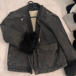 Boohoo jacka med päls - Bra skick köpt på plick men för liten tyvärr