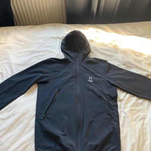 Haglöfs jacka - Hej säljer nu min haglöfs jacka Perfekt för hösten då den håller mot regn och vind, skriv vid minsta fundering och pris kan diskuteras,