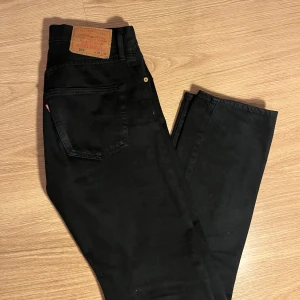 Svarta Levis 501 Jeans - Svarta Levis Jeans   Modell: 501 Stl: 30-32